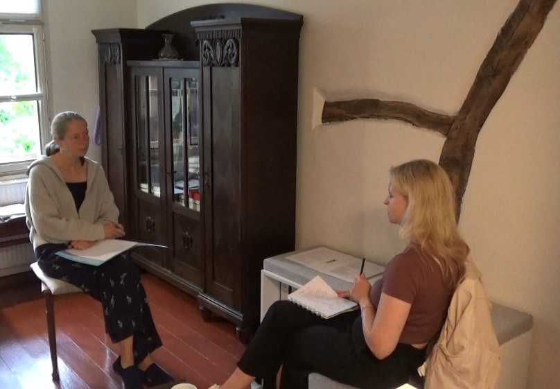 Zum Beispiel wurde sichtbar, dass der Blickkontakt zwischen Franziska und Agnes im Laufe der Beratung stabiler wurde.