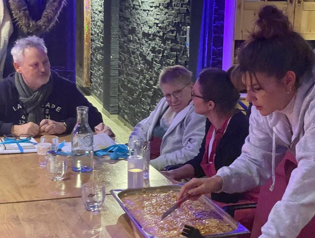 Sam schneidet Kuchen