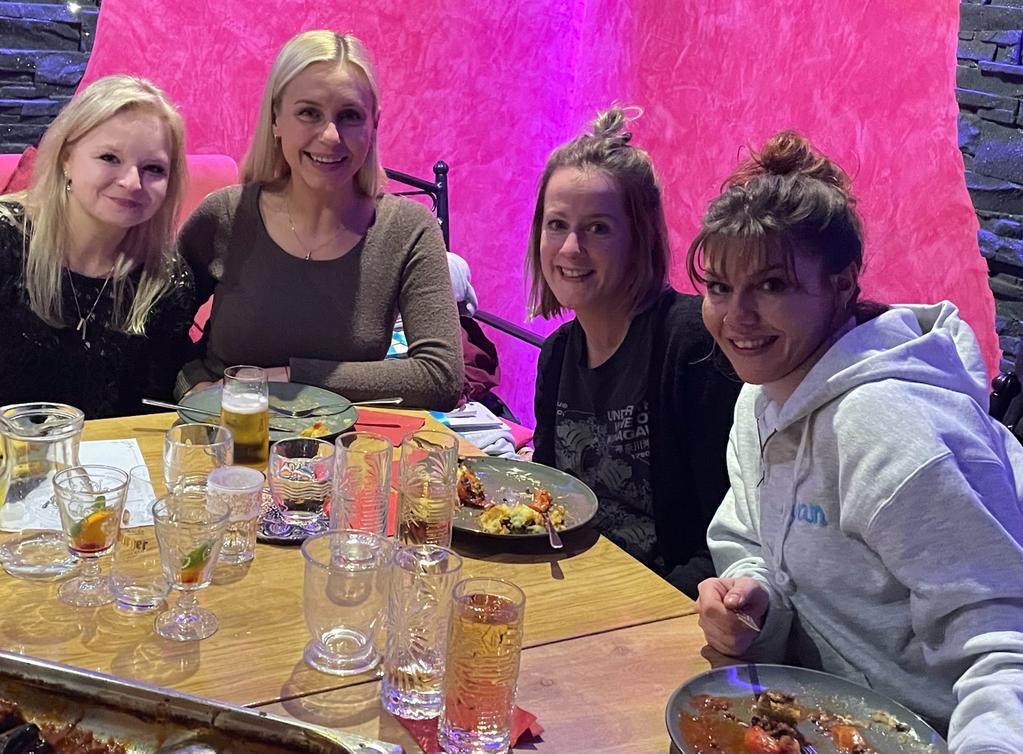 Nach dem Essen ein kleiner Plausch zwischen Franzi, Simona, Natascha und Sam