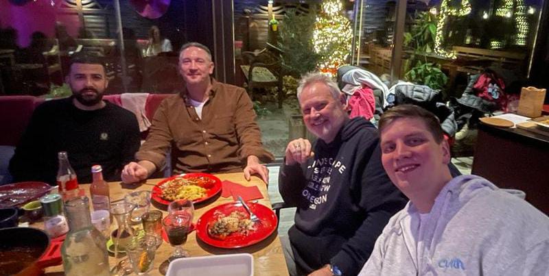 Eren, Torsten, Matthias und Vincent beim Essen