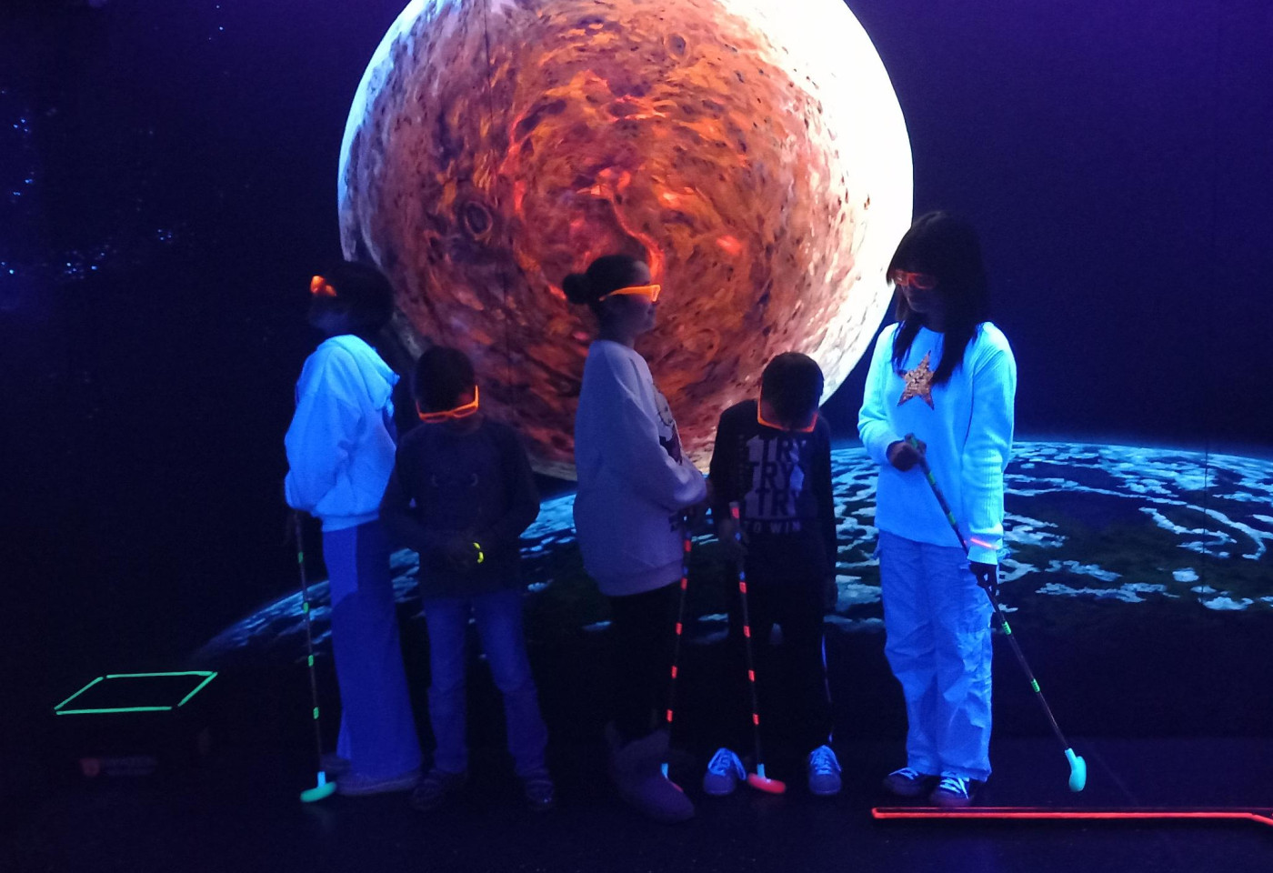 Schwarzlicht-Minigolfen