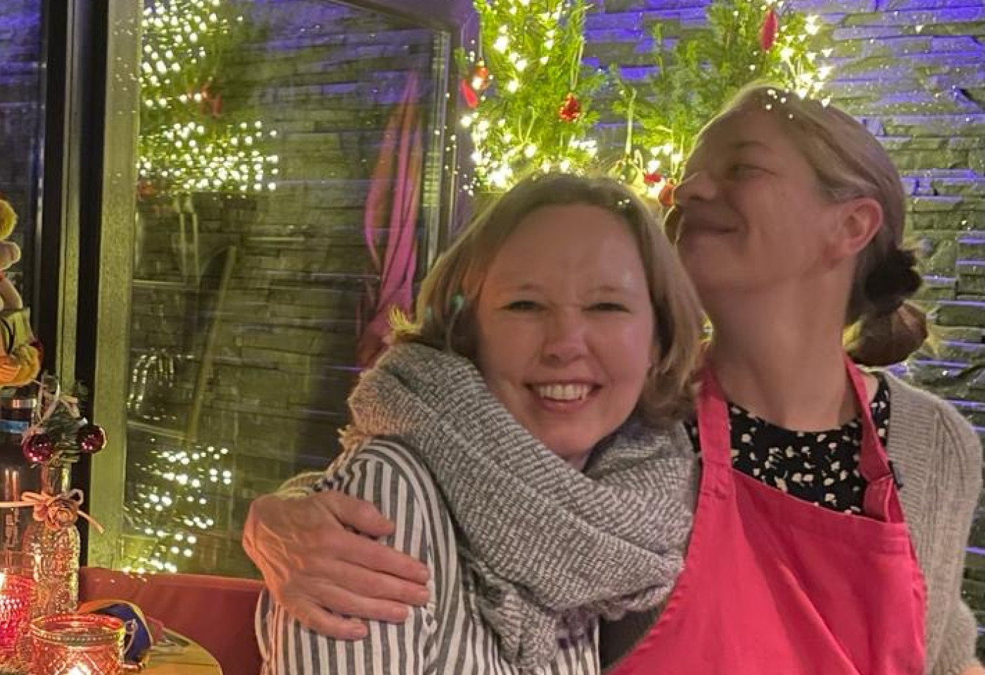 Daniela und Agnes am Herd