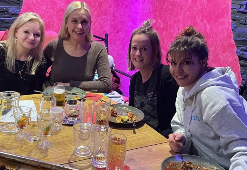 Nach dem Essen ein kleiner Plausch zwischen Franzi, Simona, Natascha und Sam