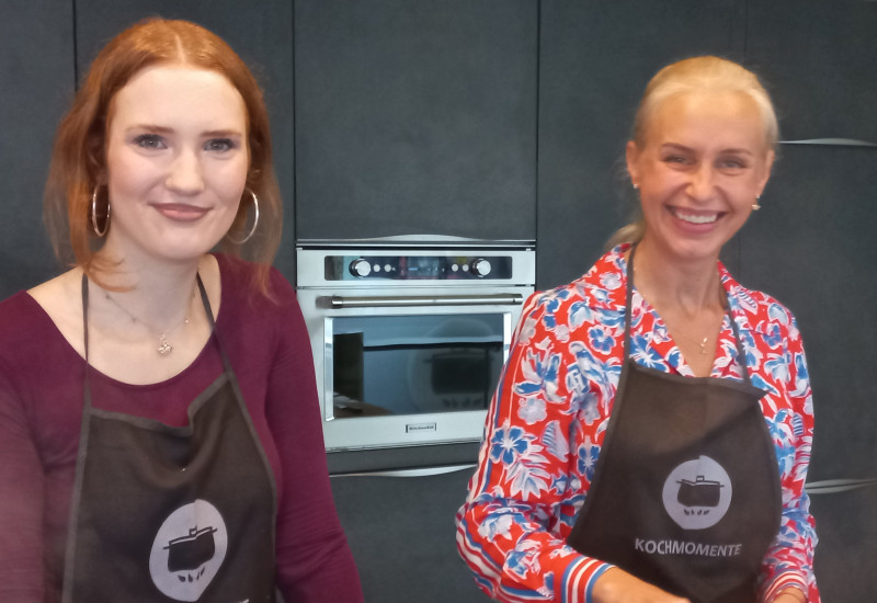 Lina und Simona beim Schnibbeln