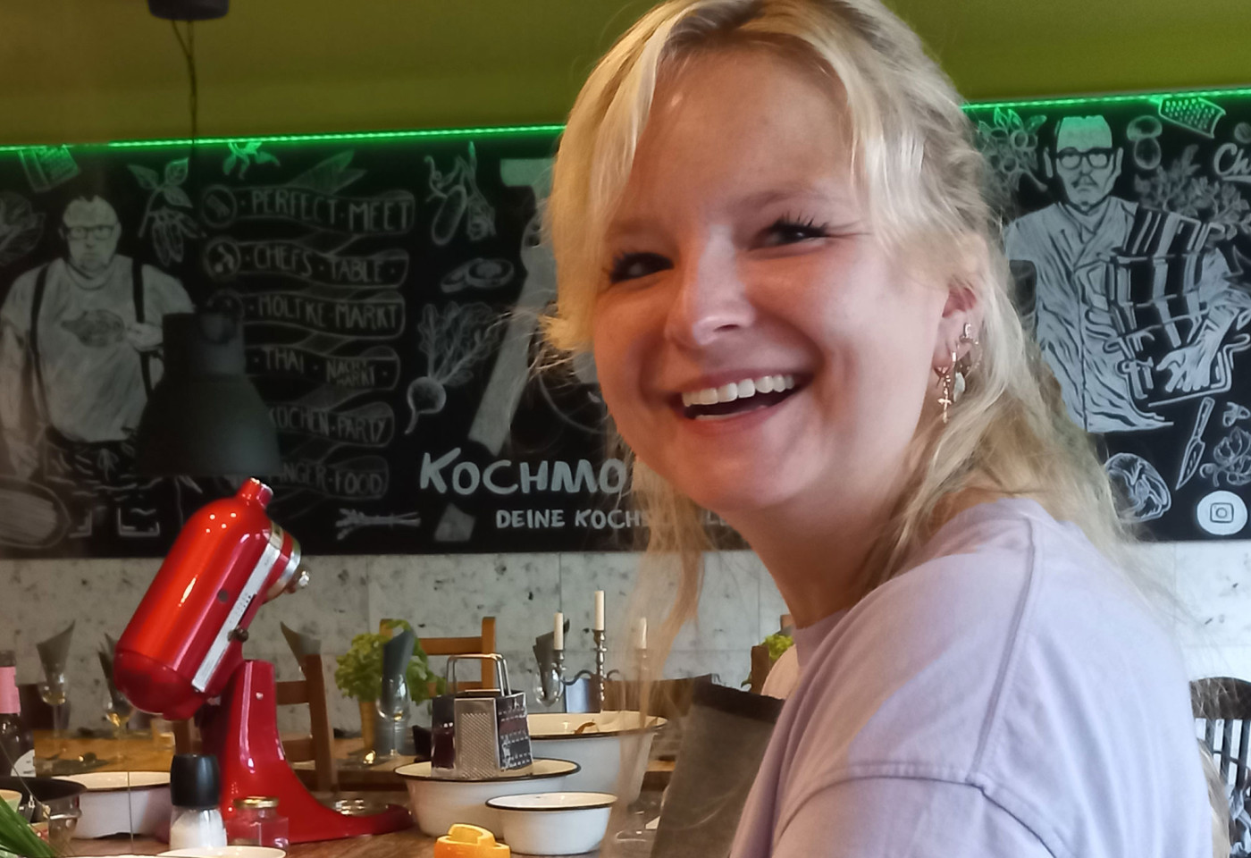 Franzi m&ouml;rsert Knoblauch mit Salz