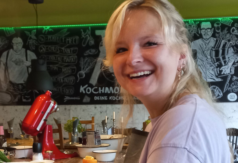 Franzi mörsert Knoblauch mit Salz