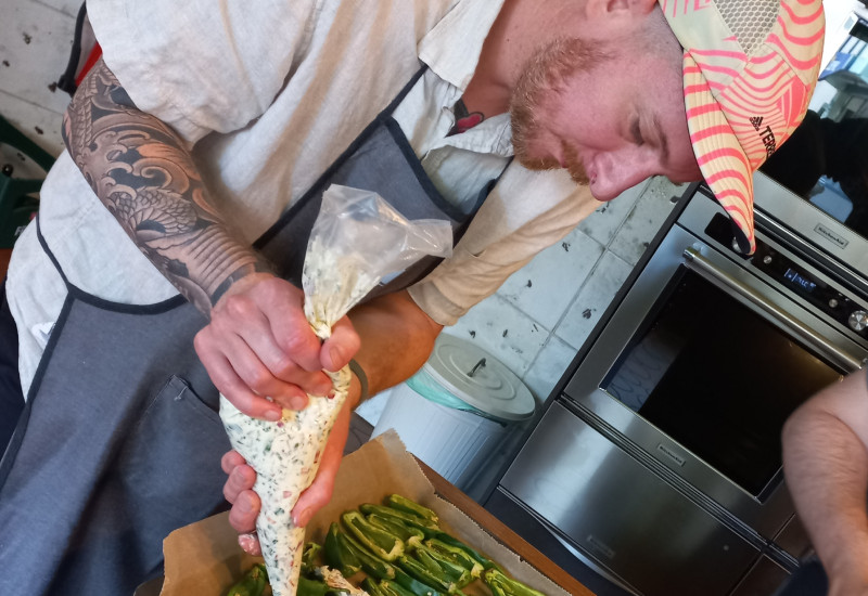 Christian füllt die Paprikas