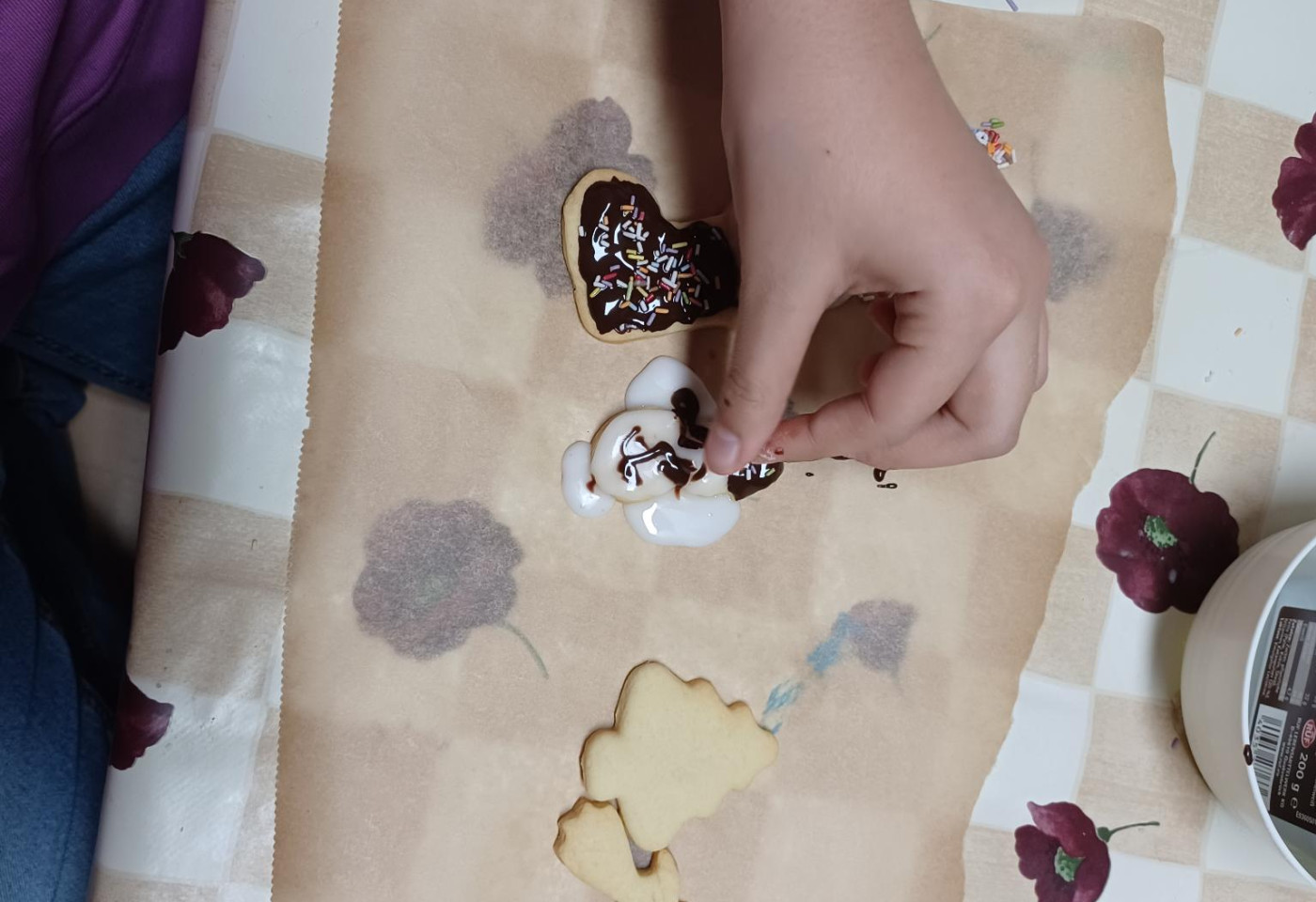 Die Pl&auml;tzchen werden dekoriert