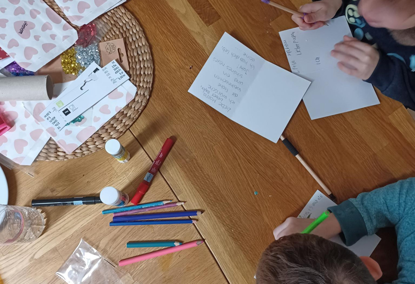 Die Kinder schreiben Weihnachtsgr&uuml;sse